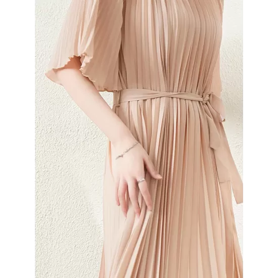 Loose Pleated With Waistband Solid Color Round-Neck Maxi Dresses Loose Pleated With Waistband Solid Color Round-Neck Maxi Dresses