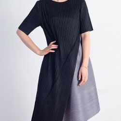 Loose Contrast Color Pleated Round-Neck Midi Dresses
