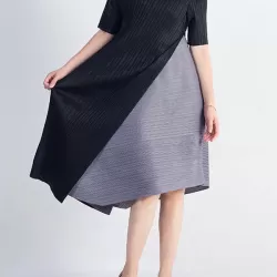 Loose Contrast Color Pleated Round-Neck Midi Dresses